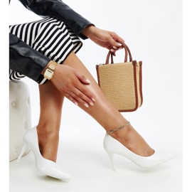 Vita patentstiletter med inlägg i Alsacea-läder 1