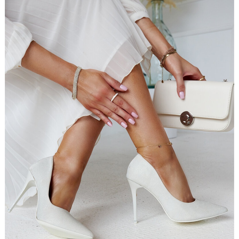 Vita glänsande höga klackar med läderinlägg från Cortesa 2