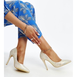 Högklackat i guldmetallic med Serranillos-läderinlägg gyllene 1