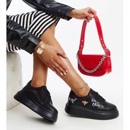 Svarta läderskor med dekorativt spänne 1