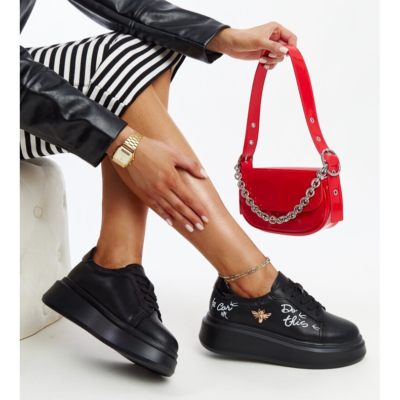 Svarta läderskor med dekorativt spänne 1