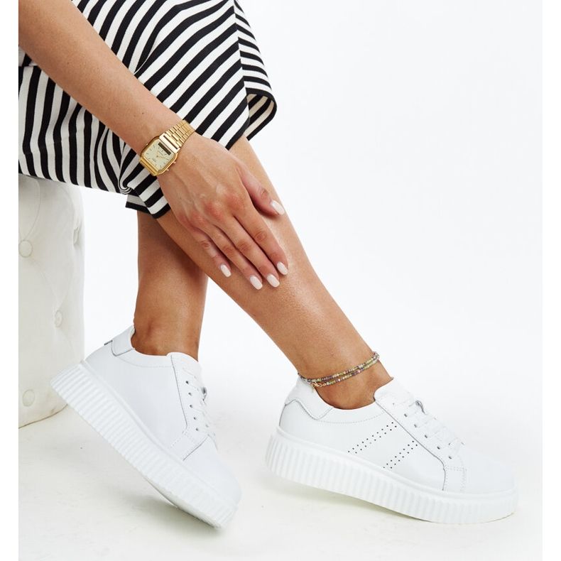 Blå läderskor med dekorativt spänne vit 1