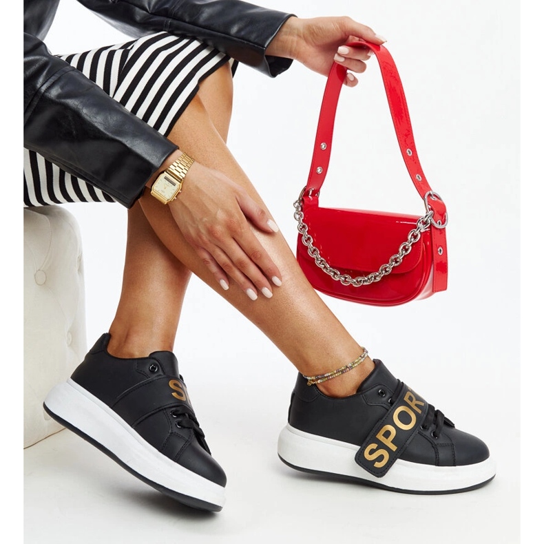 Svarta läderskor med dekorativt spänne 1