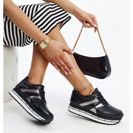 Svarta läderskor med dekorativt spänne 1