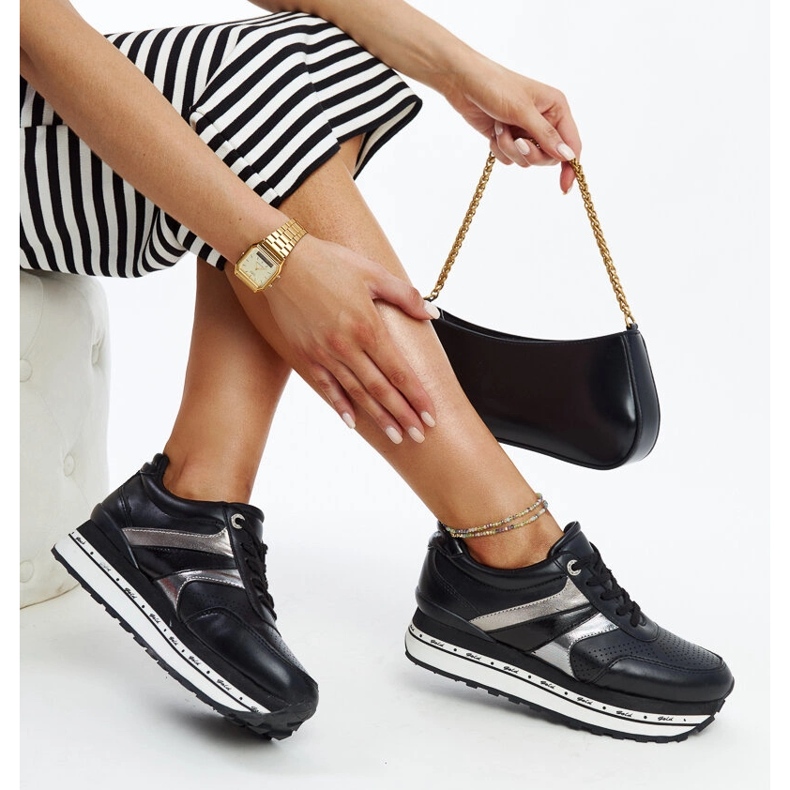 Svarta läderskor med dekorativt spänne 1