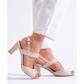 Goodin Beige damsandaler på stolpen 2