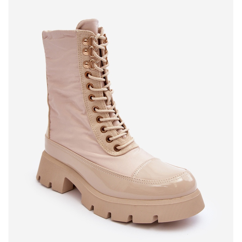 Beige isolerade arbetsstövlar på platt klack från Saranema 2