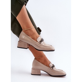 Lackläderpumpar på ett beige block S.Barski MR38-960 1