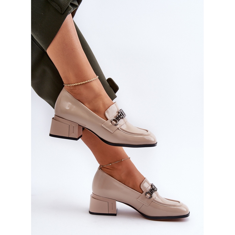 Lackläderpumpar på ett beige block S.Barski MR38-960 1