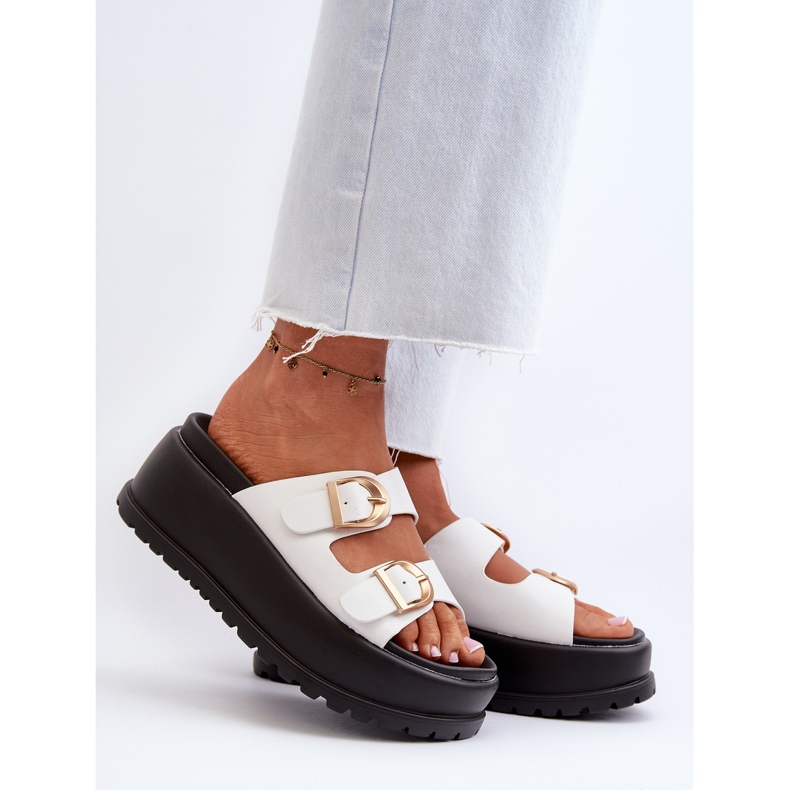 Kvinnors flip-flops på en stor plattform, vit Mililena 2