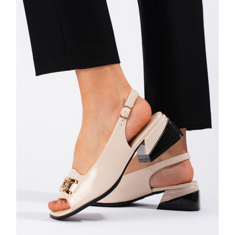 Goodin Beige sandaler med lågklackat lack 2