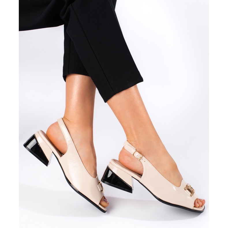 Goodin Beige sandaler med lågklackat lack 1