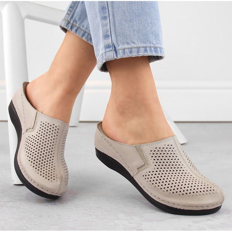 Helkila damsandaler i läder med taupe elastiskt band T.Sokolski L24-164 beige 1