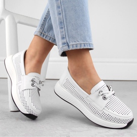 Damskor i läder, genombrutna slip-on mockasiner, vit Artiker 54C1752 1