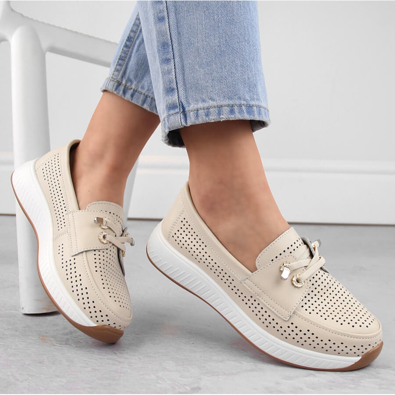 Damskor i läder, genombrutna slip-on mockasiner, beige Artiker 54C1753 1