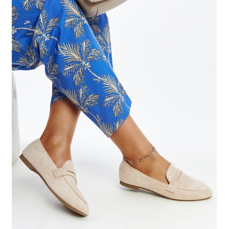 Ljusbeiga mockasiner gjorda av Hennie eko-mocka beige 1