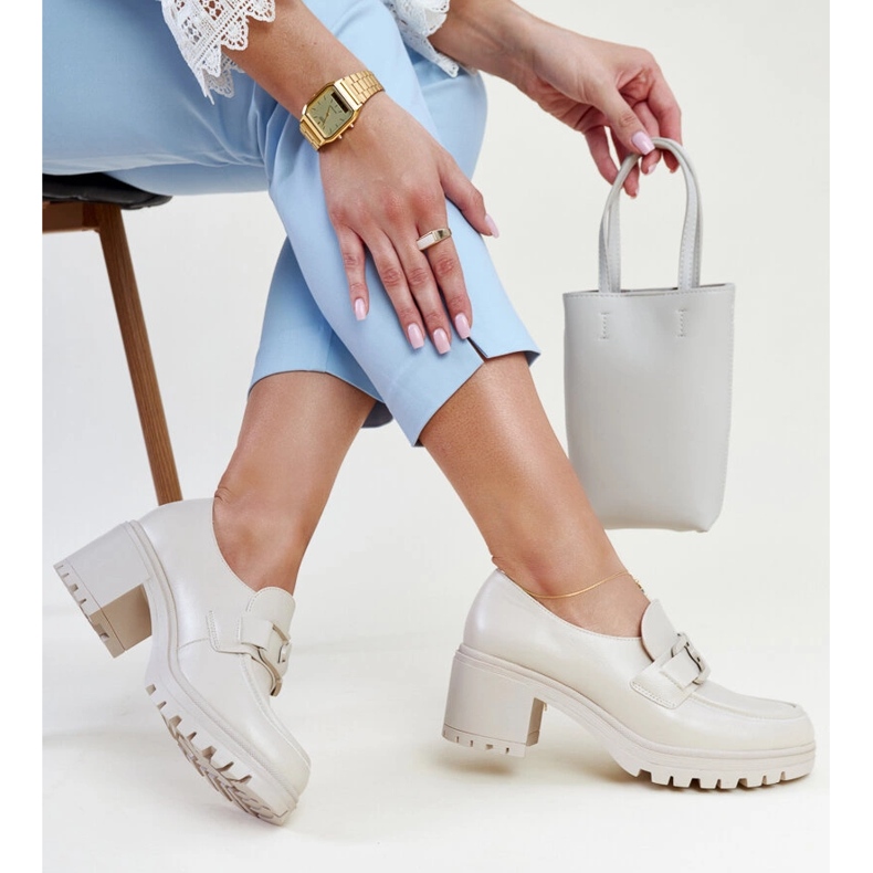 Beige skor med läderinlägg från Vinceza 1