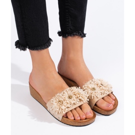 Damtofflor i beige mocka med blommor 2