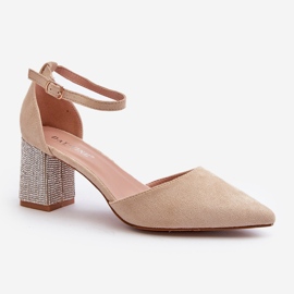 Beige pumps av ekomocka på en dekorerad klack från Anlitela 1