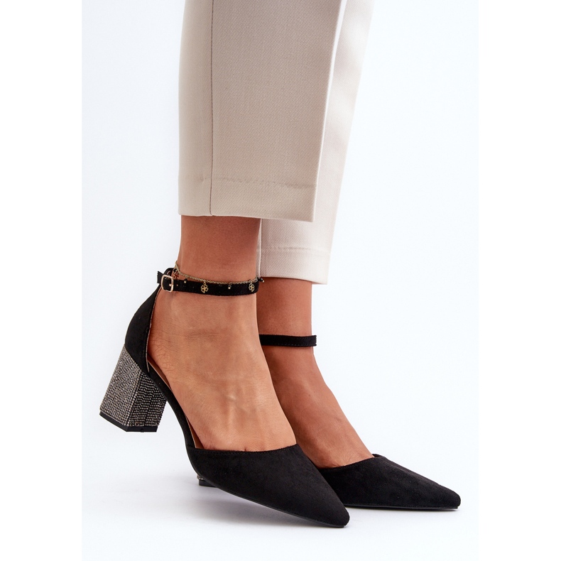 Pumps av eko-mocka på dekorerad klack, svart Anlitela 2