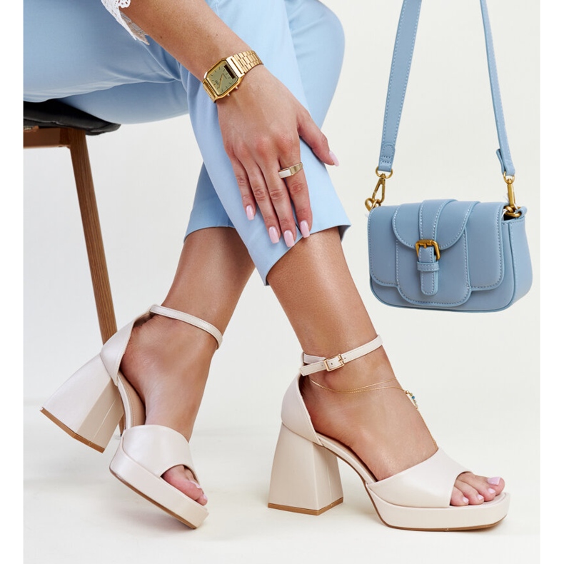 Ljusbeiga högklackade sandaler från Vesna beige 1