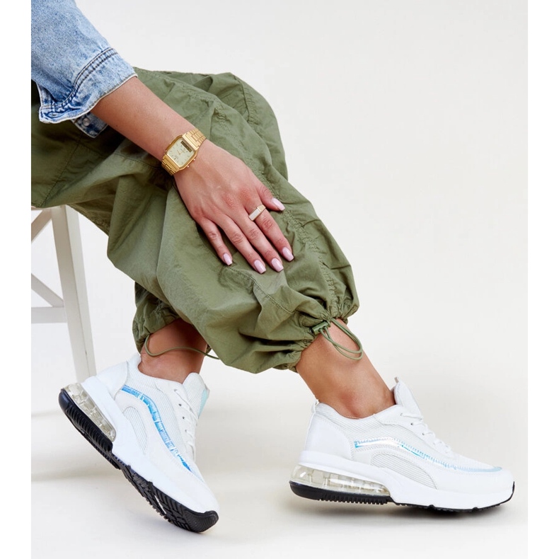 Vita sneakers med Jelek hologram 1