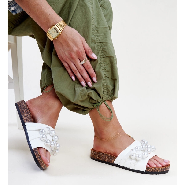 Vita flip-flops med korksula med Zlatna-pärlor 1