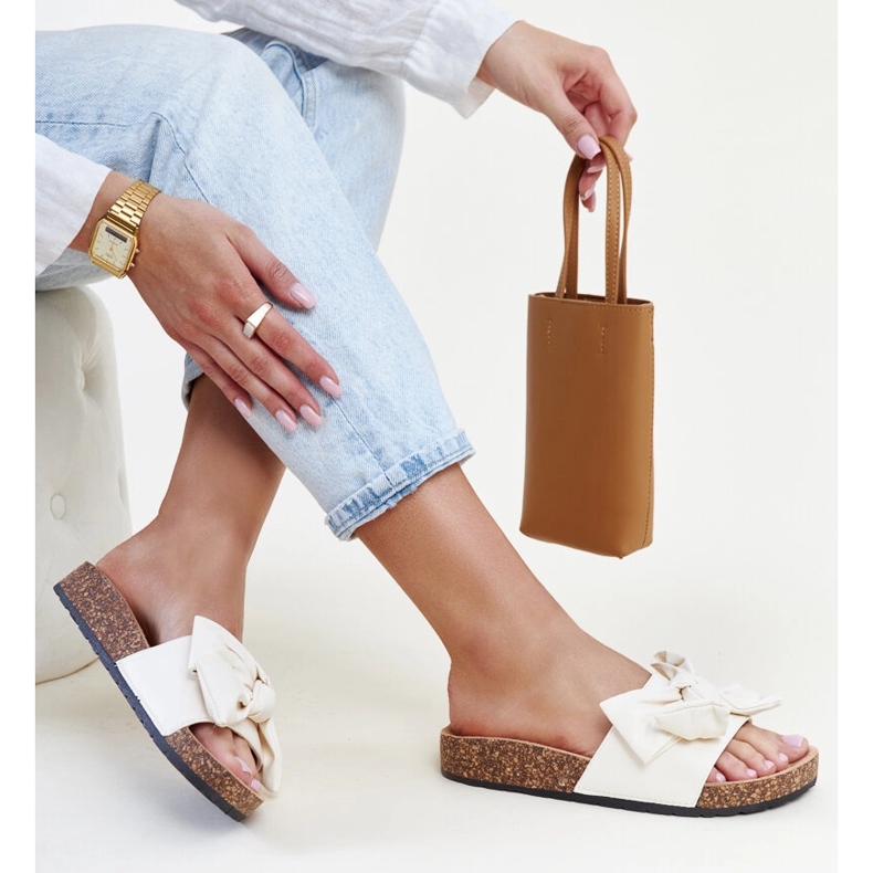 Ljusbeige flip-flops med korksula och Petresa-rosett 1