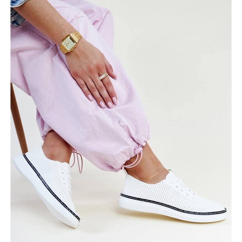 Vita och svarta genombrutna Biserka sneakers 1