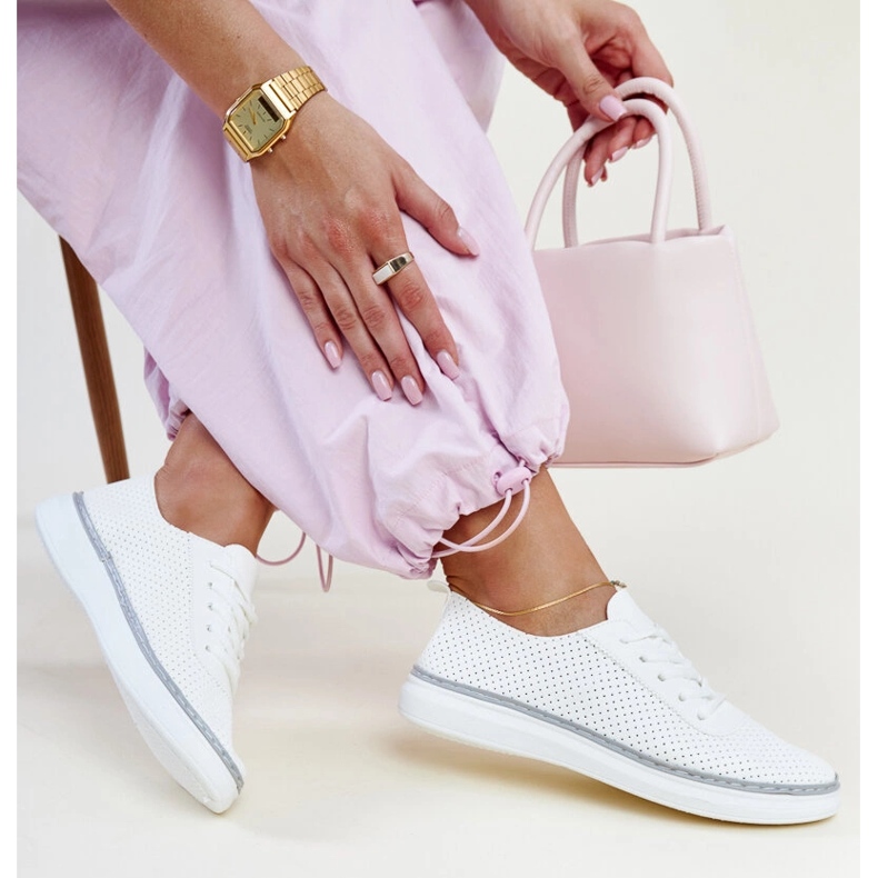 Vita och grå genombrutna Biserka sneakers 1