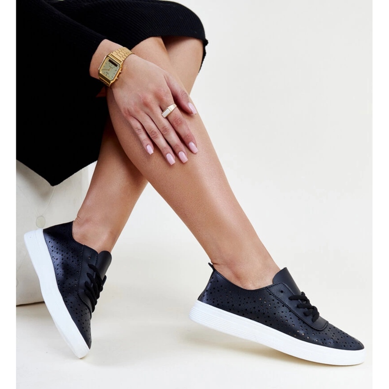 Svarta genombrutna Manoek sneakers 1