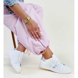 Vita och silversneakers i ekoläder från Berdine 1
