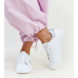 Vita och silversneakers i ekoläder från Berdine 2