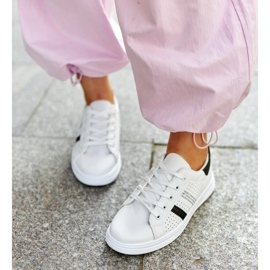 Vita och svarta eko-sneakers i läder från Berdine 4