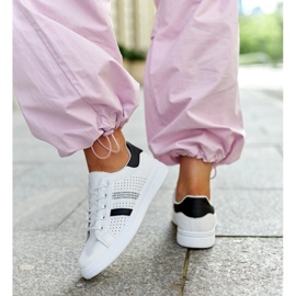 Vita och svarta eko-sneakers i läder från Berdine 5