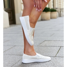 Beige genombrutna slip-on sneakers från Dafina 1