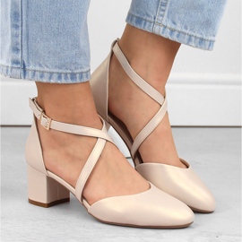 Pärlbeige damsandaler med rem från Sergio Leone 1