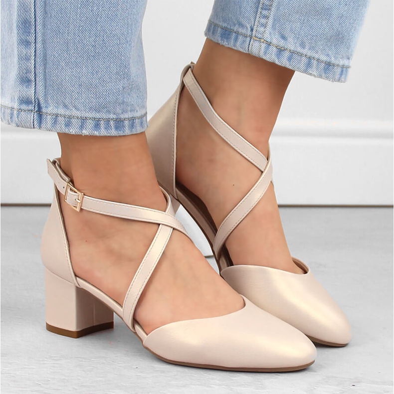 Pärlbeige damsandaler med rem från Sergio Leone 1