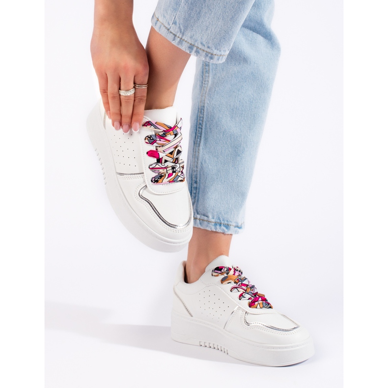 Vita damsneakers bundna med ett band 1