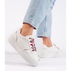 Vita damsneakers bundna med ett band 2