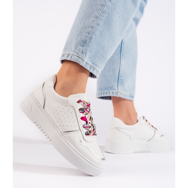 Vita damsneakers bundna med ett band 2