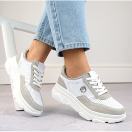 Beige sportskor i läder för dam Filippo DP6108 vit 1