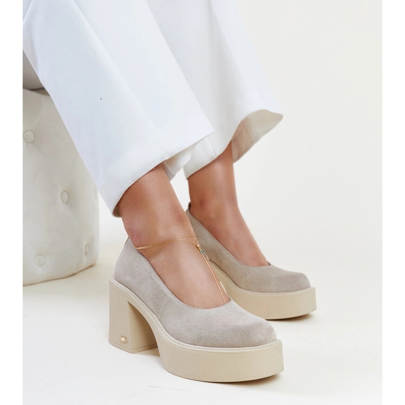 Högklackade pumps i beige läder från Karino 1