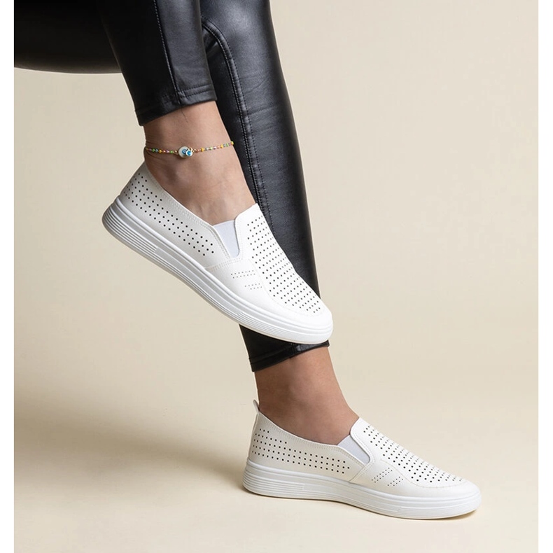Vita genombrutna slip-on sneakers från Dafina 1