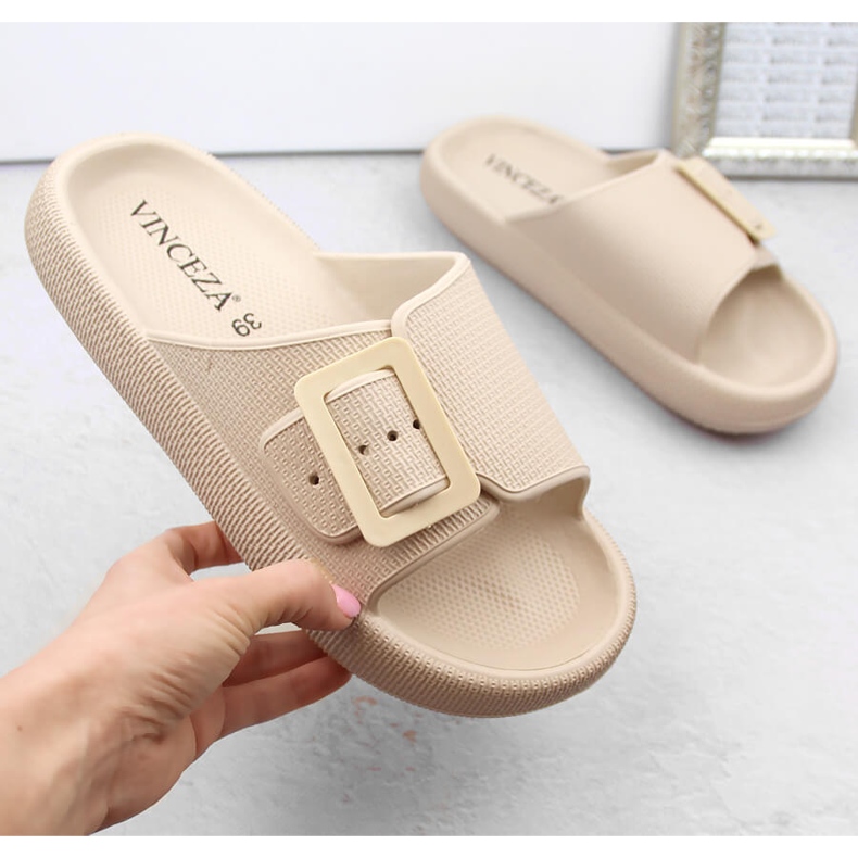 Beige flipflops för dam med spänne, Vinceza 75207 1