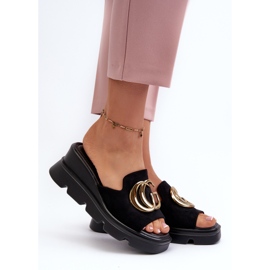 Vinceza Damflip-flops gjorda av ekomocka på en kil och plattform med gulddekoration, svart Iaria 2