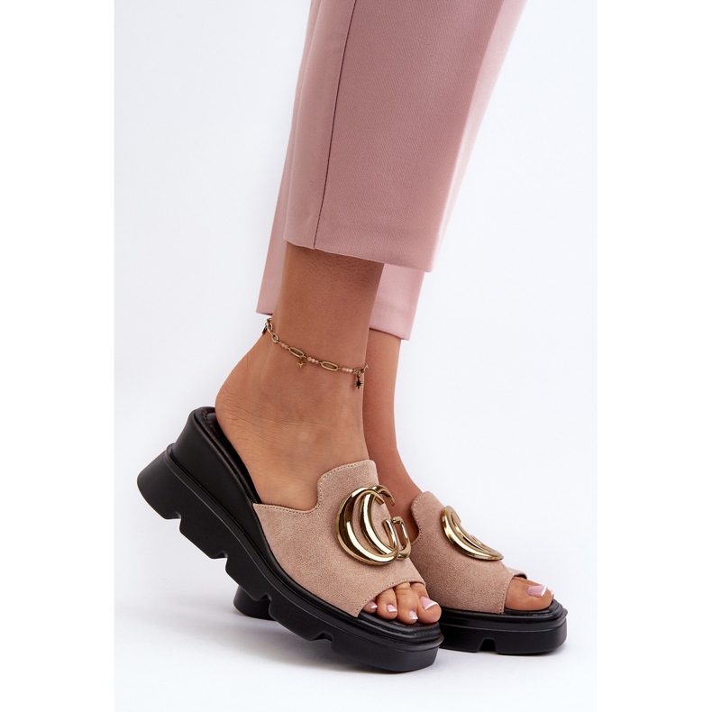 Vinceza Flipflops för kvinnor gjorda av ekomocka på en kil och en plattform med gulddekoration, beige Iaria 2