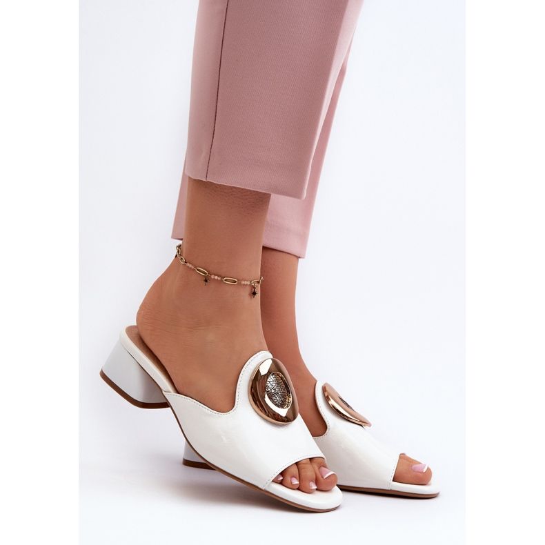 Eleganta patenterade lågklackade flip-flops för kvinnor med gulddekoration, vit Uzimila 2