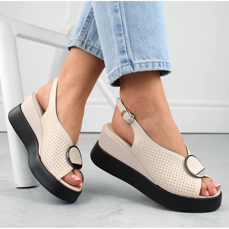 Beige genombrutna sandaler i läder Filippo DS6074 1