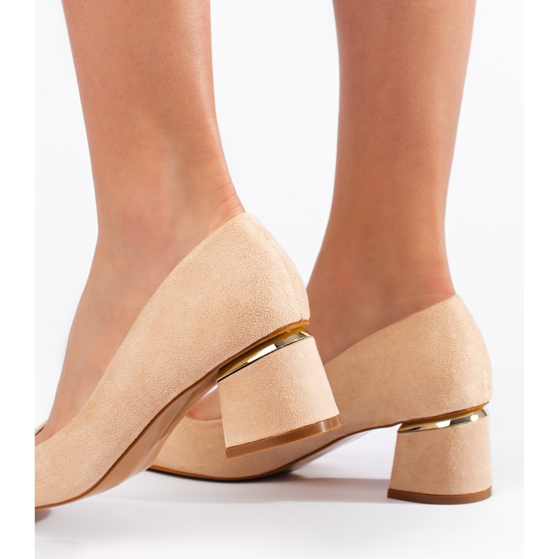 Mockabeige pumps med låg klack 2